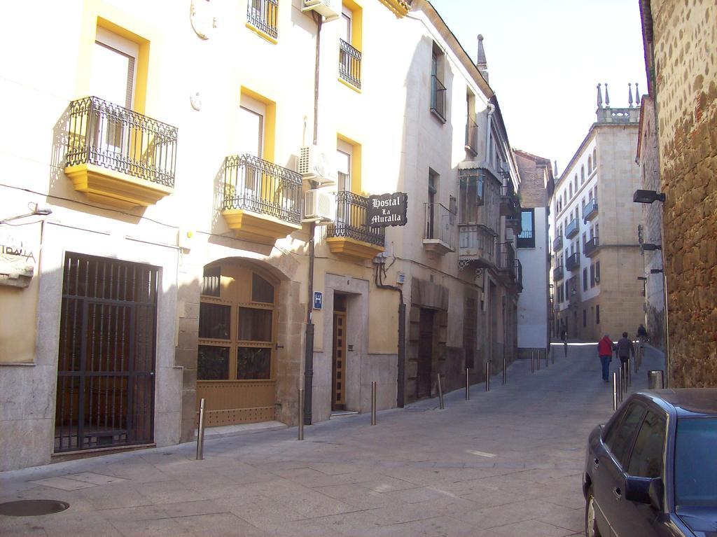 Hostal Muralla Plasencia Exterior photo